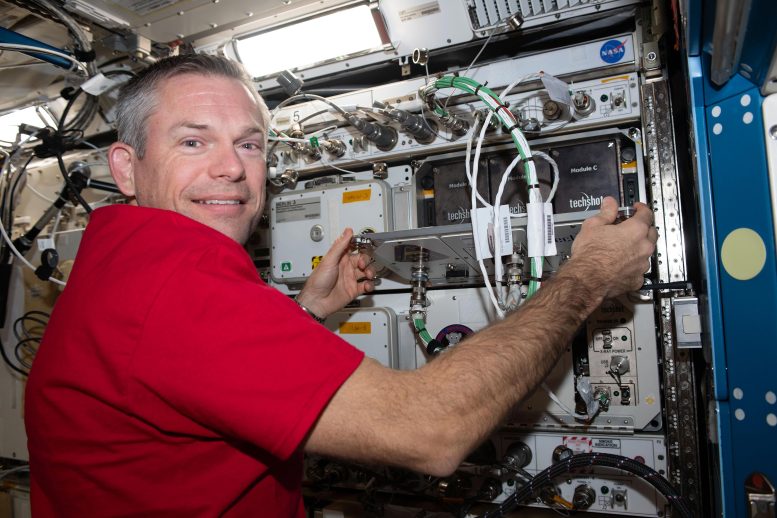 Astronot Andreas Mogensen Araştırma Donanımında Bilgisayar Donanımını Değiştiriyor