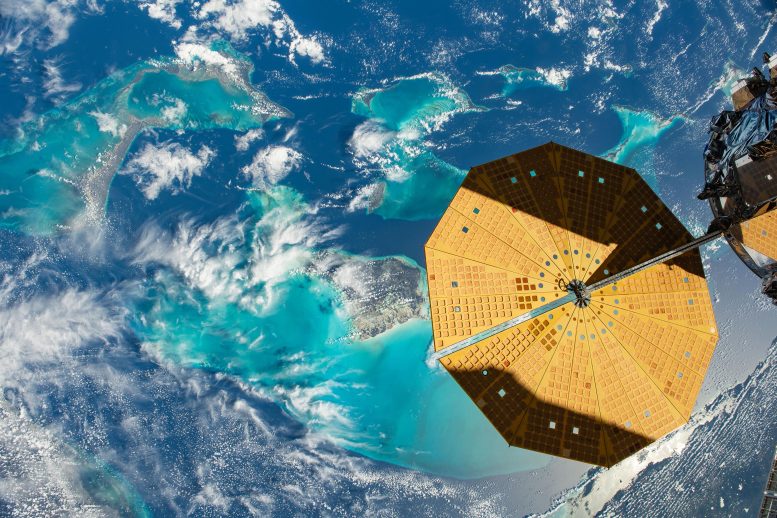 Northrop Grumman'ın Zil Şeklindeki Güneş Dizisi, Bahamalar Fonuyla Zıtlık Oluşturuyor