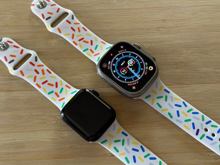 Apple Watch Series 5 ve Apple Watch Ultra yan yana.