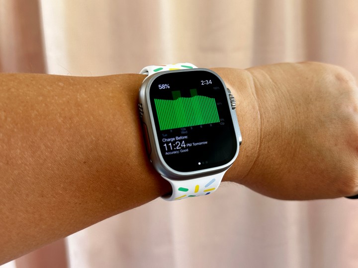 Apple Watch Ultra, Pil Grapher uygulamasını gösteriyor.