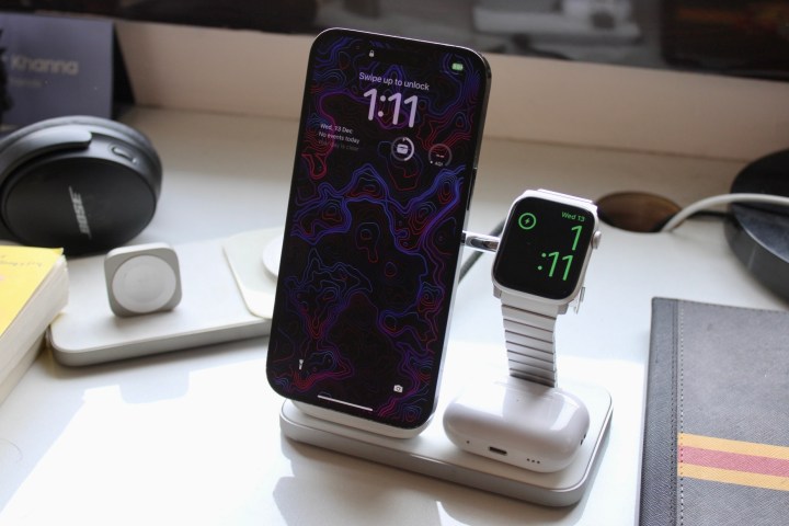 iPhone 14 Pro Max, Apple Watch SE ve AirPods Pro ile Nomad Stand One Max.