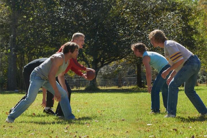 Von Erich ailesinin erkekleri Demir Pençe'de birlikte futbol oynuyorlar.