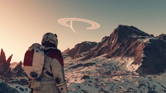 Bir Starfield uzay maceracısı, bir gezegenin açıkça görülebildiği uzaktaki bir dağa bakıyor.