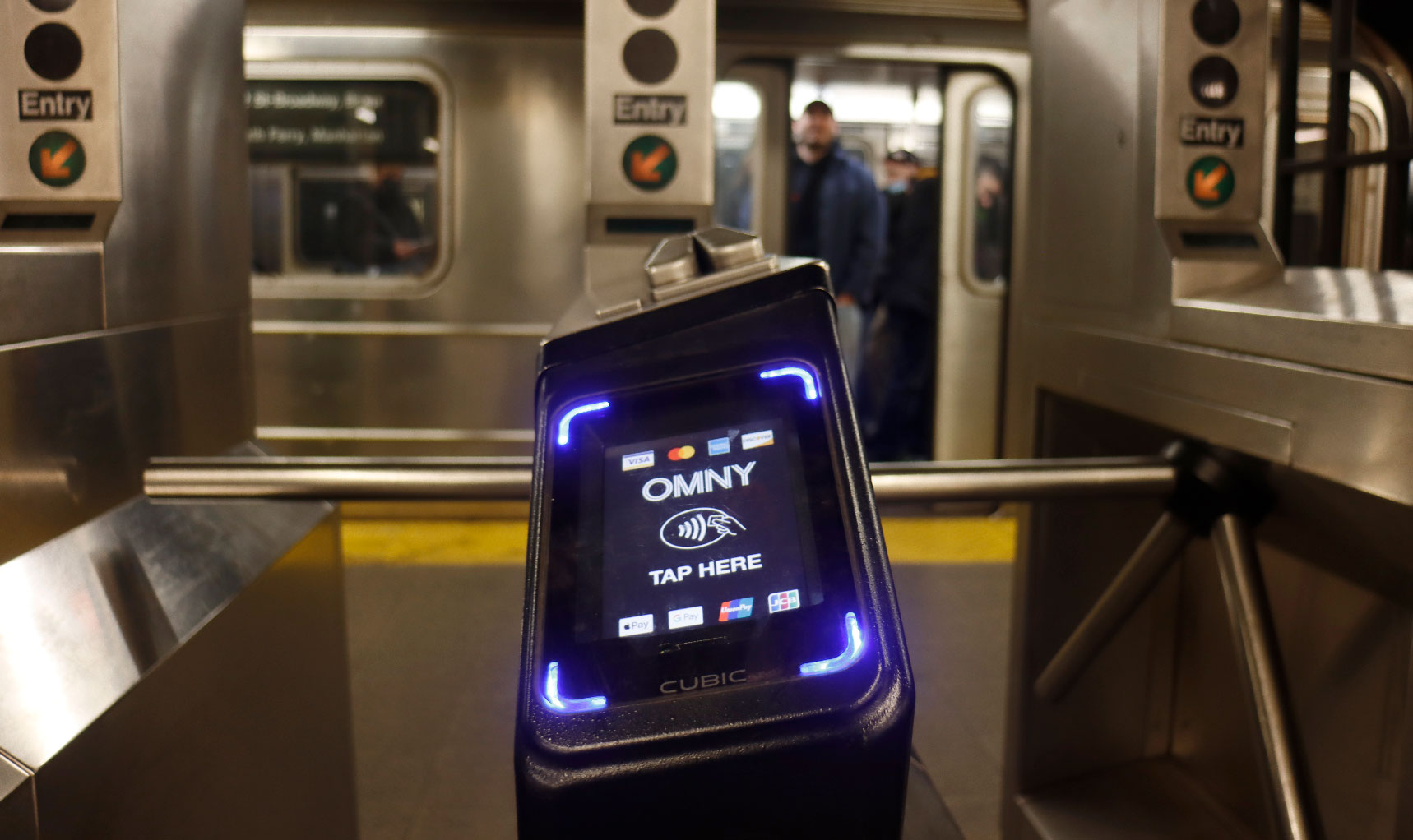 NEW YORK, NY - 5 MART: 5 Mart 2023'te New York City'deki Christopher Street metro istasyonunda '1 hatlı bir trenin önünde bir OMNY ücret okuyucusu görülüyor.  (Fotoğraf: Gary Hershorn/Getty Images)