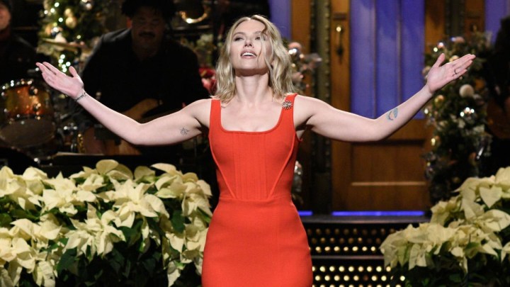 Scarlett Johannson Saturday Night Live'ın sunuculuğunu yapıyor.
