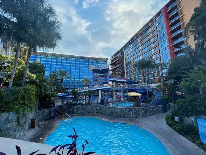 Google Pixel 8 Pro'da Magic Editor ile düzenlenen Disneyland Oteli havuz alanı fotoğrafı.