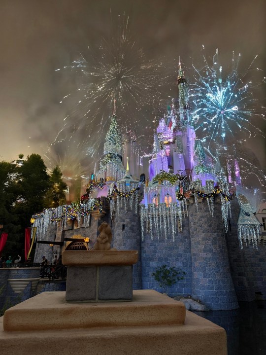 Disneyland'daki Uyuyan Güzel Kalesi, Google Pixel 8'de Magic Editor ile düzenlendi.