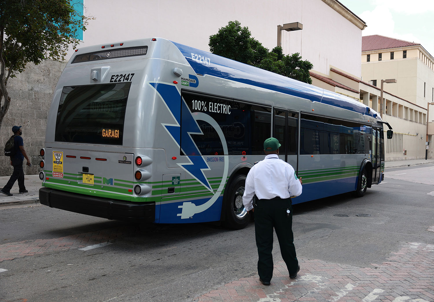 MIAMI, FLORIDA - 02 Şubat: 12 metrelik, pille çalışan bir elektrikli otobüs, 02 Şubat 2023'te Miami, Florida'da bir caddede ilerliyor.  Miami-Dade County bugün toplu taşıma sisteminin 75 adet Proterra ZX5 akülü elektrikli otobüsü kullanmaya başladığını duyurdu.  Yeni filo hem emisyonları azaltarak hem de transit yolcular ve bölge sakinleri için maliyet tasarrufu sağlayarak ülkenin iklim eylemi stratejisini geliştiriyor.  (Fotoğraf: Joe Raedle/Getty Images)