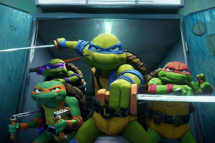 Leonardo, Teenage Mutant Ninja Turtles: Mutant Mayhem'de kardeşlerinin önünde duruyor.