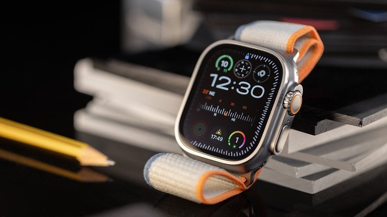 Standart saat kadranıyla Apple Watch Ultra 2'nin yandan görünümü