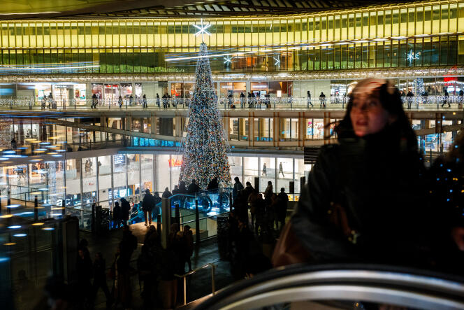 8 Aralık 2023'te Paris'teki Westfield Forum des Halles alışveriş merkezinde.
