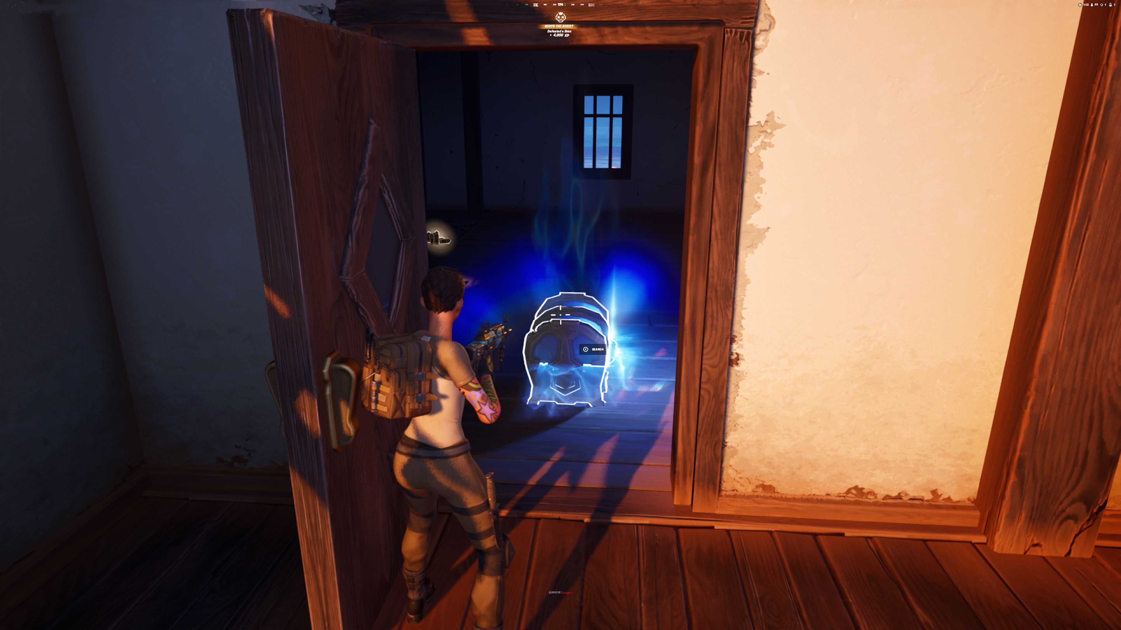 Fortnite Winterfest Oyuncusu, Krampus'u Yendikten Sonra Kabin Kapısındaki Mavi Nadir Sandıktan Ganimet Topluyor
