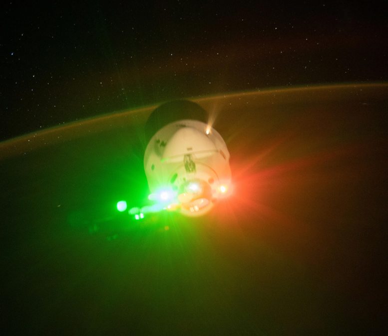 SpaceX Cargo Dragon İkmal Gemisi Uzay İstasyonundan Ayrılıyor
