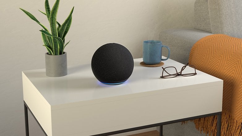 Amazon Echo Dot 4. nesil bir masanın üzerinde.