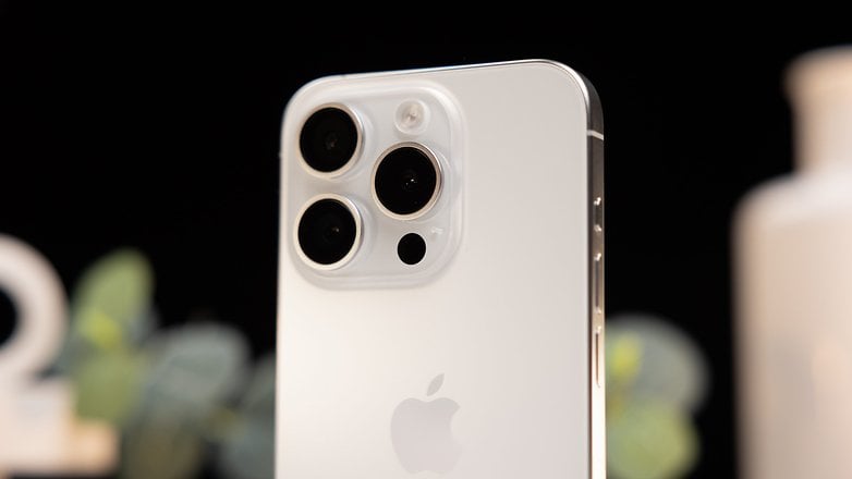 Apple iPhone 15 Pro'nun üçlü kamerası gösteriliyor.