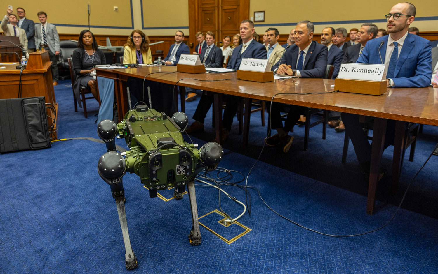 WASHINGTON, DC - 22 HAZİRAN: Ghost Robotics İcra Kurulu Başkanı Gavin Kenneally, 22 Haziran 2023'te Washington DC'de ABD Kongre Binası'nda yapılan Meclis duruşması sırasında Vision 60 UGV içeri girerken konuşuyor.  Temsilciler Meclisi Gözetim ve Sorumluluk Komitesi Siber Güvenlik, Bilgi Teknolojisi ve Hükümet Yenilikleri Alt Komitesi, teknolojinin ABD Sınırında, havalimanlarında ve askeri üslerde kullanımını tartışmak üzere toplandı.  (Fotoğraf: Tasos Katopodis/Getty Images)