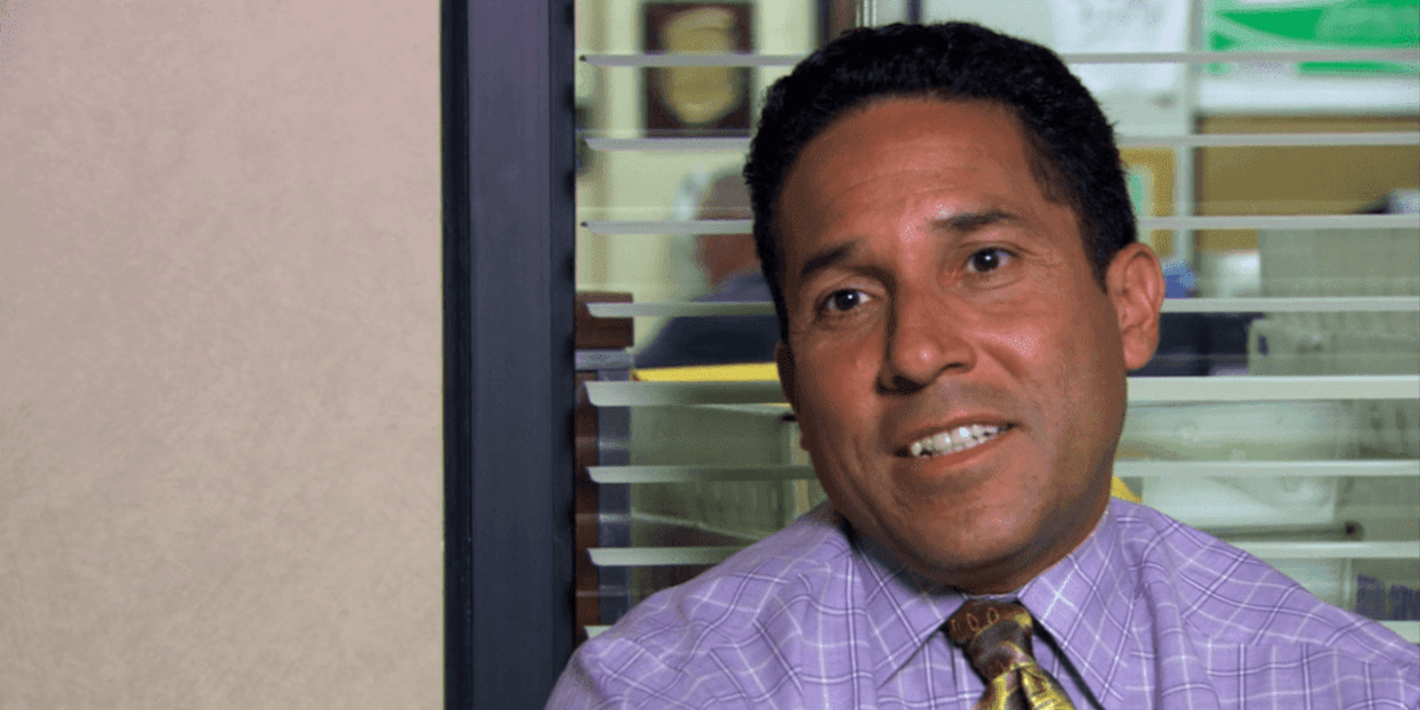 Oscar Martinez, The Office'te kameraya tuhaf bir gülümsemeyle bakıyor