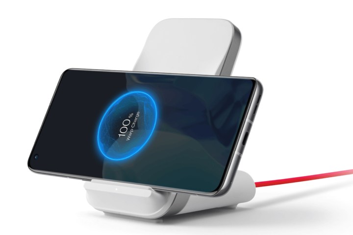 Kablosuz Air VOOC hızlı 50 watt şarj cihazında OnePlus 10 Pro.