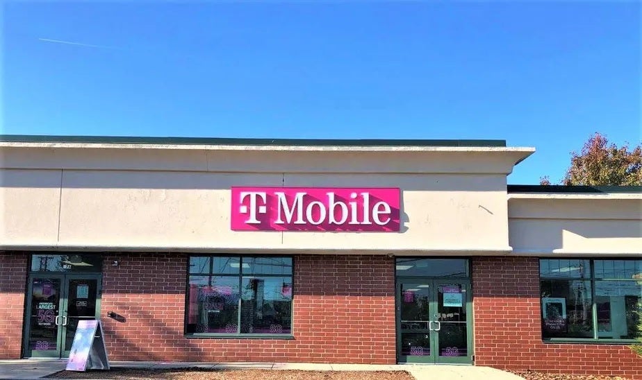 Unutmayın, bir kablosuz iletişim sağlayıcısının perakende mağazasında çalışan bir temsilci genellikle sizin gibi telefonlarla ilgilenmez - Pushy T-Mobile temsilcisi, aksesuar da satın almadıkça müşteriye yeni bir iPhone satmayı reddetti.