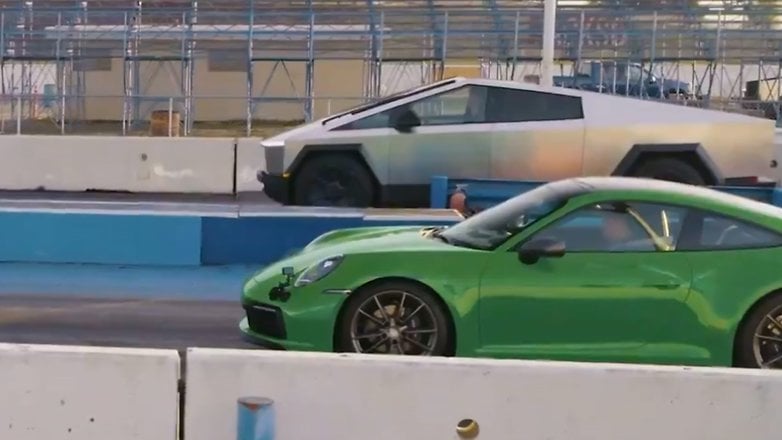 Tesla Cybertruck ve 911 Porsche, 1/4 mil yarışının başlangıç ​​çizgisinde yer alıyor.