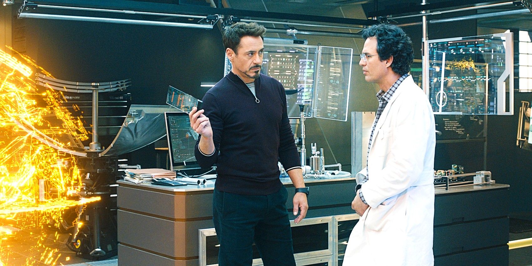 Avengers Age of Ultron'daki bilim laboratuvarında Tony Stark rolünde Robert Downey Jr ve Bruce Banner rolünde Mark Ruffalo