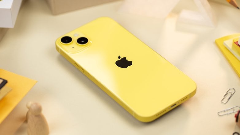 Apple iPhone 14 sarı renkte