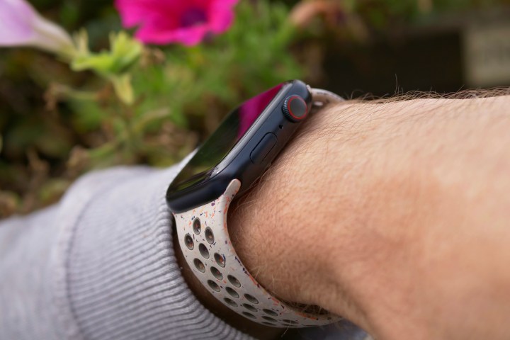 Saatin yan tarafını gösteren, Apple Watch Series 9 takan bir kişi.