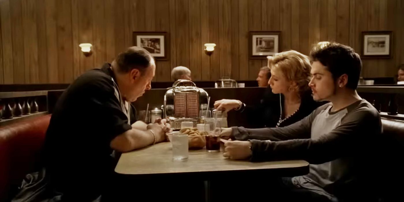 The Sopranos finalinde Tony (James Gandolfini), Carmela (Edie Falco), AJ (Robert Iler).