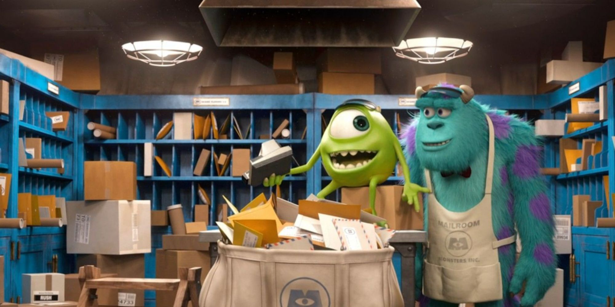 Mike ve Sully, Canavarlar Üniversitesi'ndeki bir posta odasında çalışıyorlar (1)