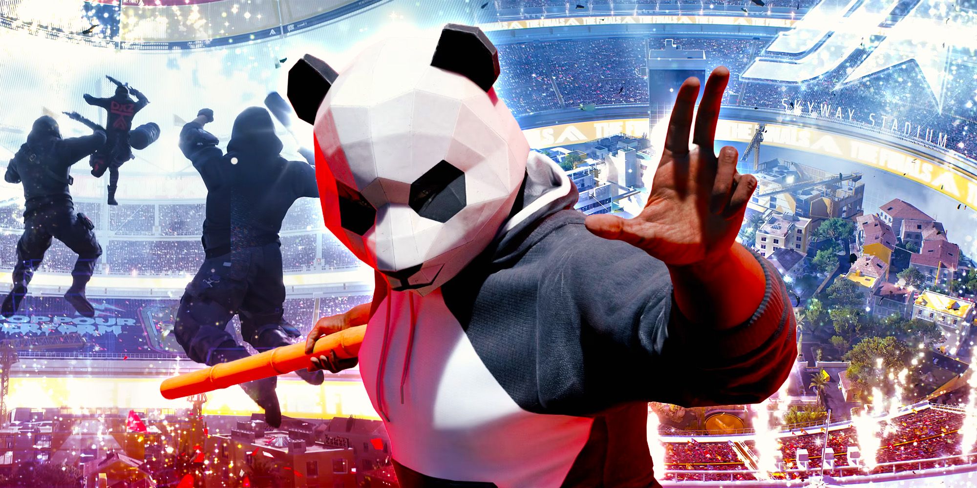 Arka planda kavga eden insanlarla birlikte panda ayısı kostümü giymiş bir kişi. 