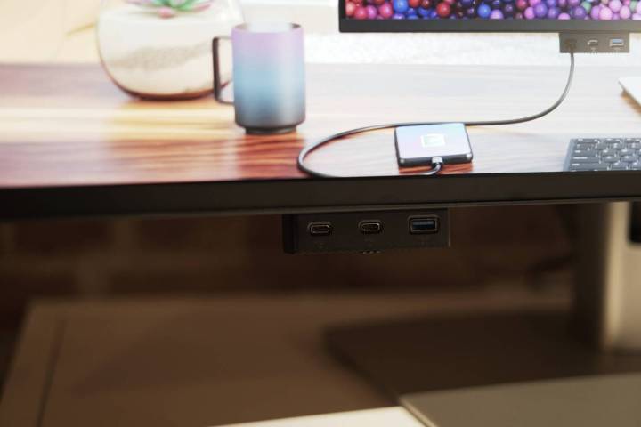UltraSharp 40 5K monitördeki öne bakan USB bağlantı noktaları.