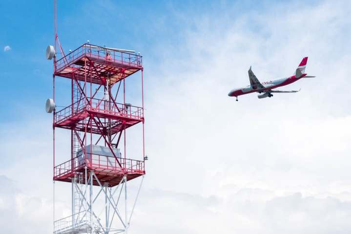 Uçan yolcu havayolları büyük bir radyo iletişim kulesine uyar.