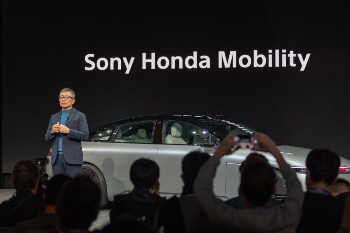 Sony Honda Mobility Inc.'in temsilci direktörü, başkanı ve CEO'su Yasuhide Mizuno, Afeela EV'yi tanıtıyor.