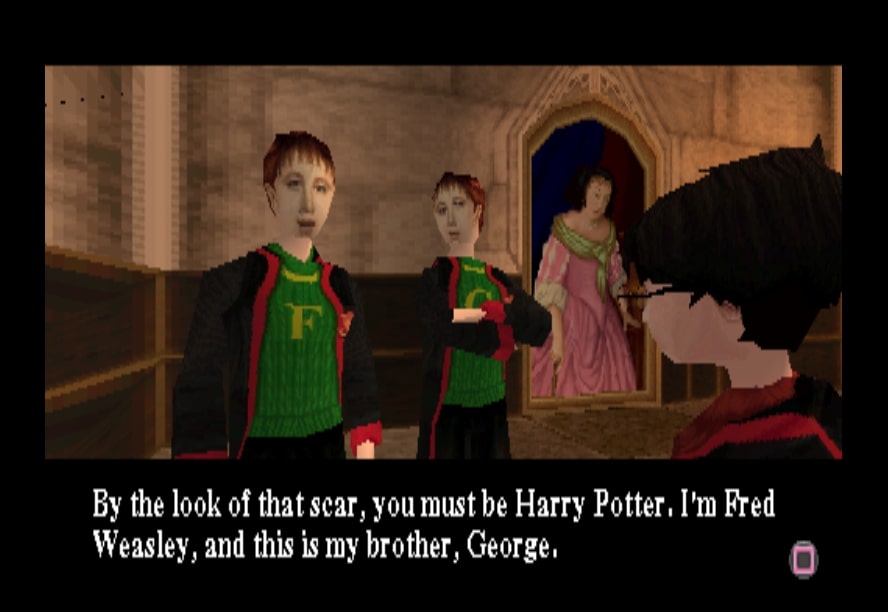 Fred, George ve Harry, Harry Potter ve Felsefe Taşı'ndaki Gryffindor ortak salonunun önünde.
