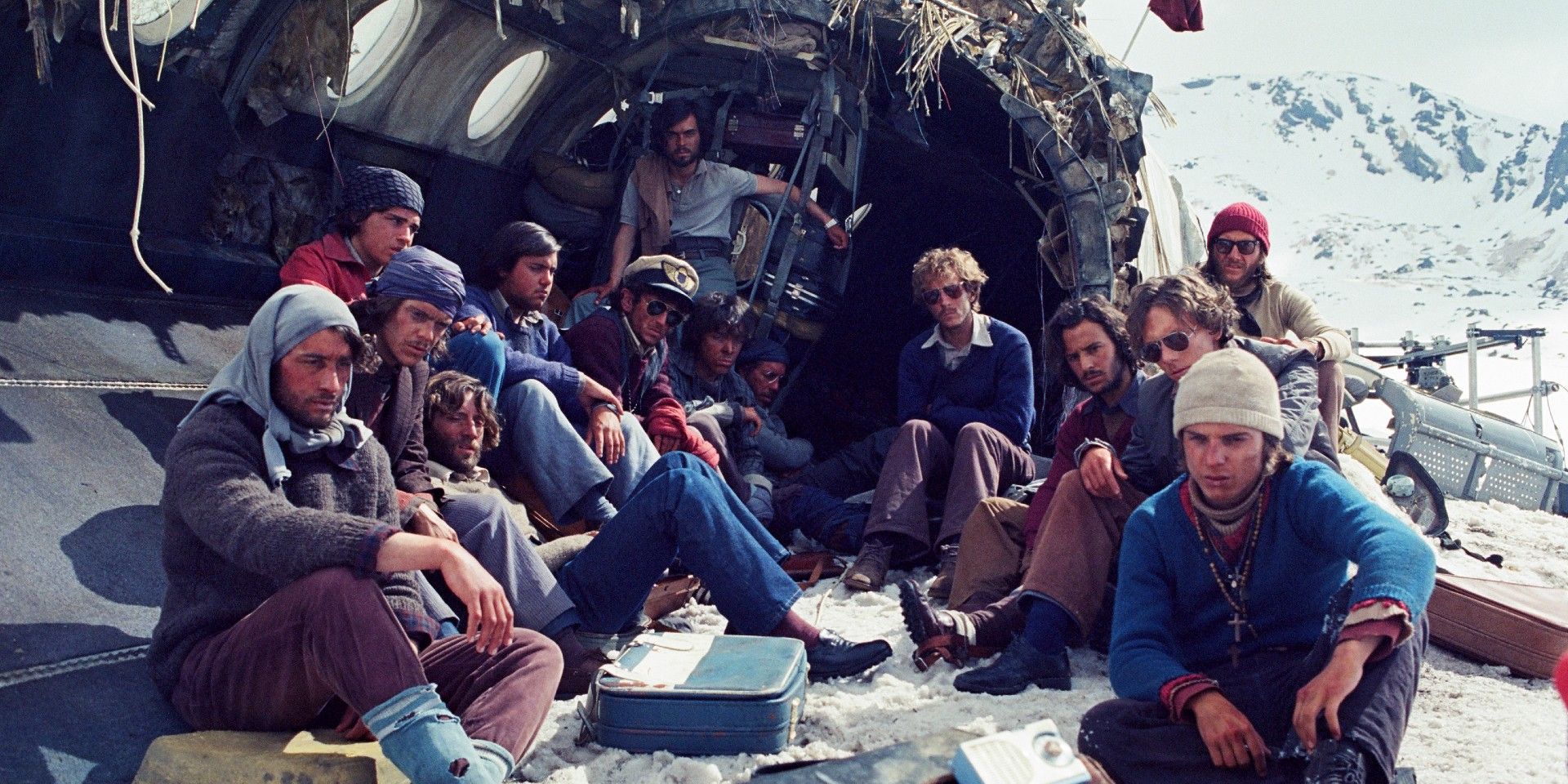 Kar Topluluğu'nda hayatta kalanlar kırık gövdenin içinde ve çevresinde oturuyor