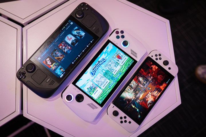 Bir Steam Deck, Asus ROG Ally ve Nintendo Switch OLED bir masanın üzerinde duruyor.