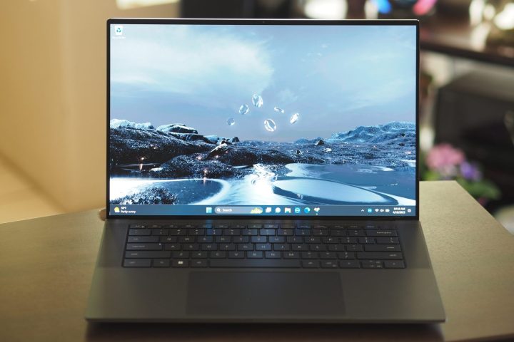Dell XPS 15 9530'un ekran ve klavye birimini gösteren önden görünümü.