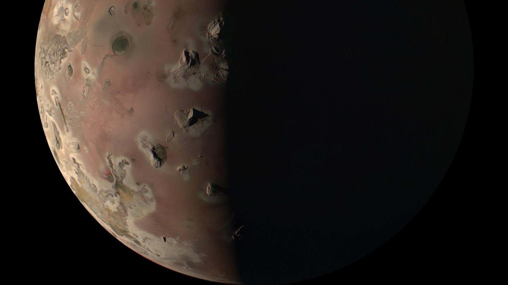NASA'nın Juno misyonu, 30 Aralık'ta en yakın uçuşu sırasında Jüpiter'in uydusu Io'yu yakaladı. 
