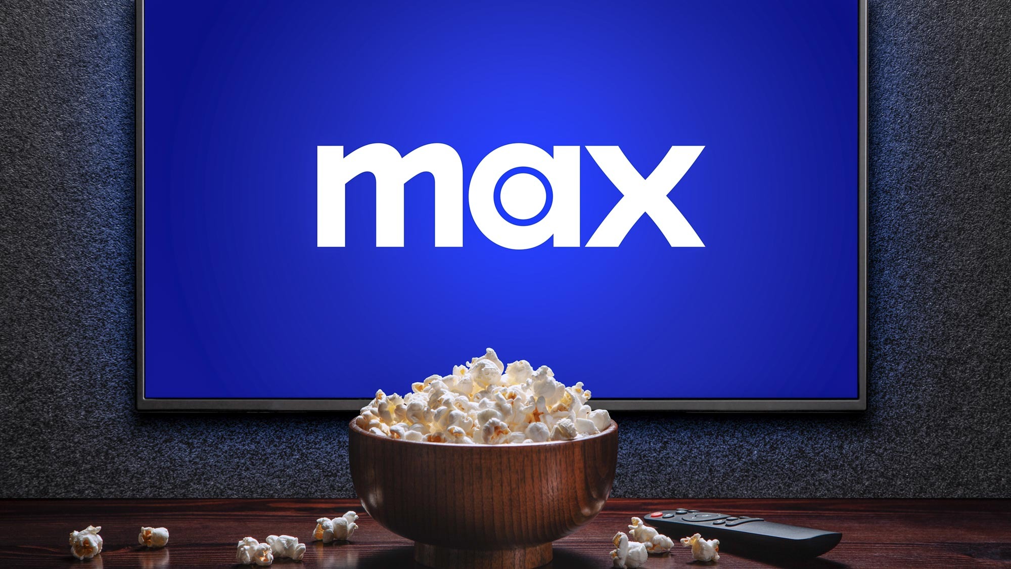Max bir kase patlamış mısırla TV ekranında