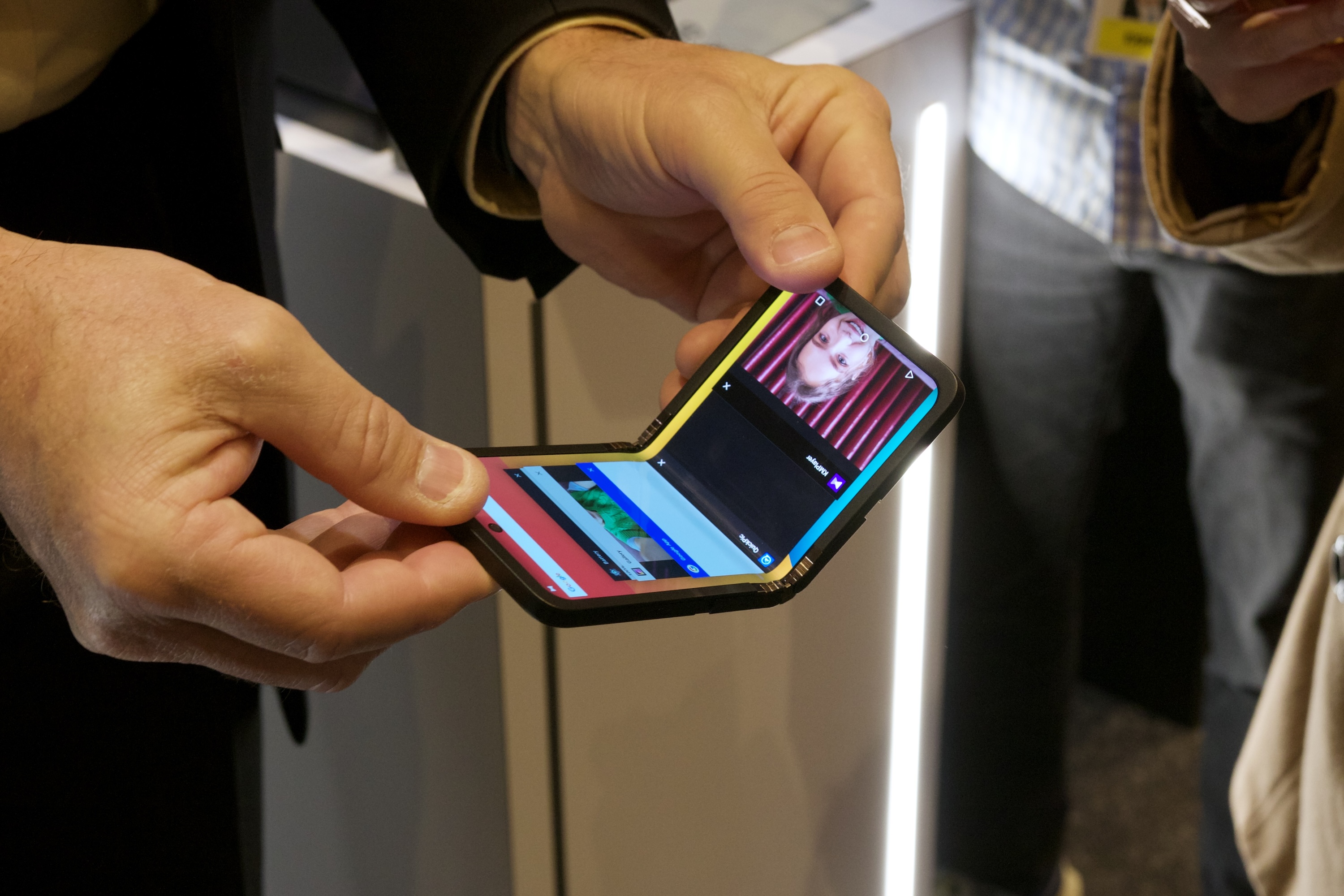 Samsung'lar "Giriş ve Çıkış" CES 2024'te katlanır telefon konsepti.