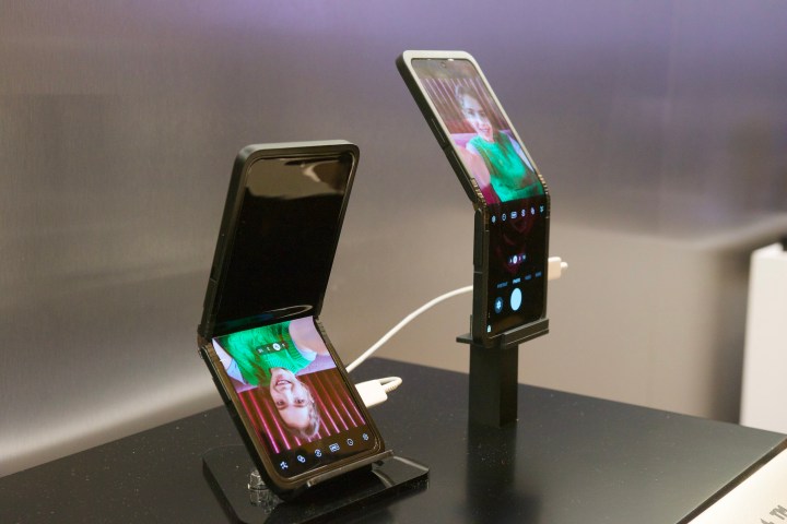 Samsung'lar "Giriş ve Çıkış" CES 2024'te katlanır telefon konsepti.