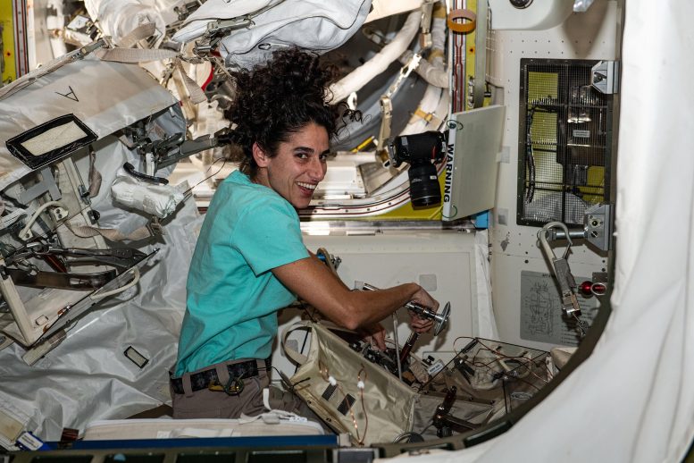 Astronot Jasmin Moghbeli Uzay Yürüyüşü Araçlarını Yapılandırıyor