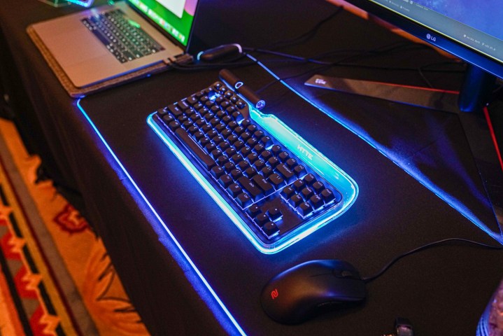 CES 2024'te Hyte Keeb klavyesinde mavi ışık.