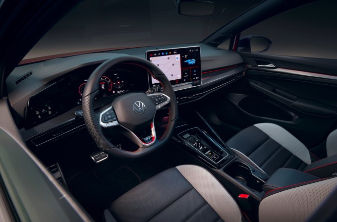 Direksiyon simidi ve dokunmatik ekran dahil olmak üzere yeni Volkswagen Gold'un iç mekanını gösteren bir resim.