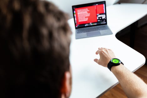 Wow Mouse aracılığıyla bir dizüstü bilgisayar uygulamasını kontrol eden akıllı saat