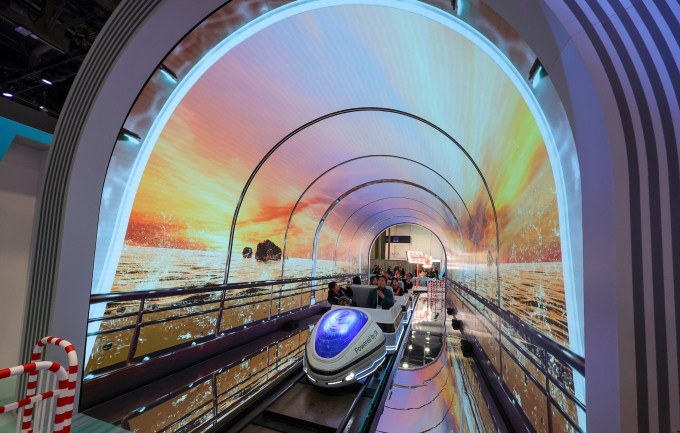 Katılımcılar, 10 Ocak 2024'te Las Vegas, Nevada'da Las Vegas Kongre Merkezi'nde düzenlenen CES 2024 sırasında SK Group'un SK Wonderland standında hidrojen yakıt hücreli trene biniyor.