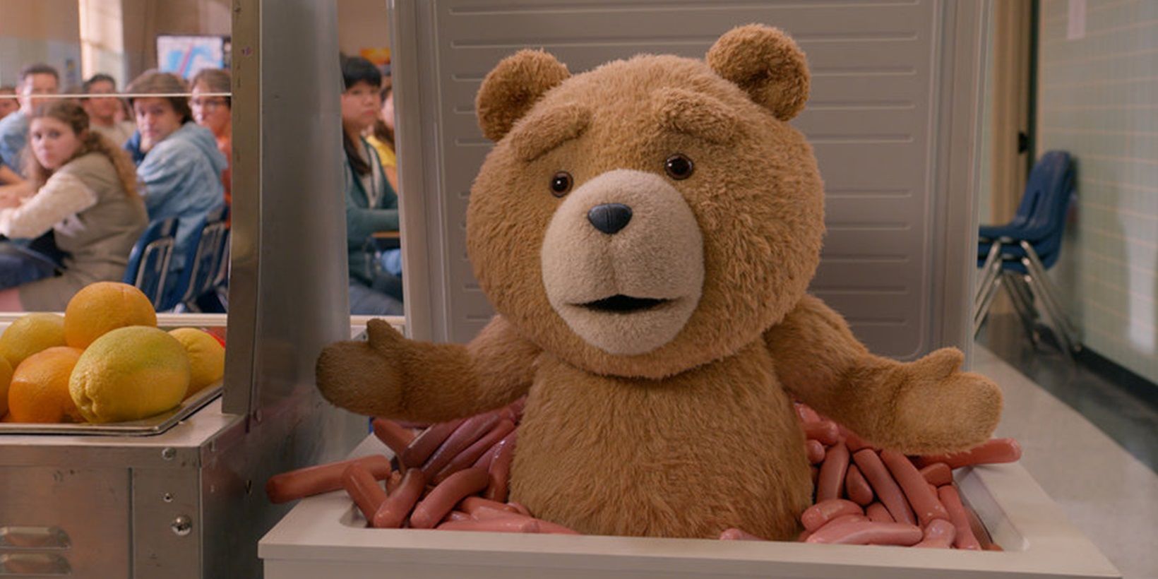 Ted, okuldan atılmaya çalışırken sosislerle dolu bir buzdolabındaydı
