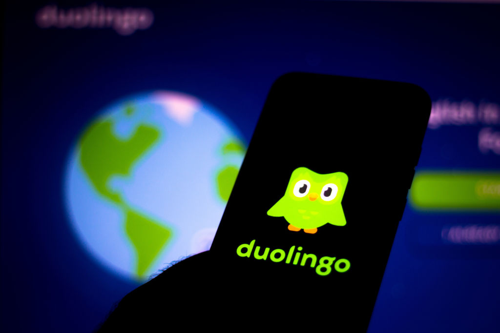 Bu fotoğraf illüstrasyonunda bir akıllı telefonda görüntülenen Duolingo logosu görülüyor.