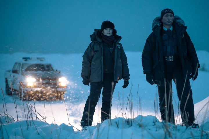 Jodie Foster ve Kali Reis, True Detective: Night Country'de karda birlikte duruyor.