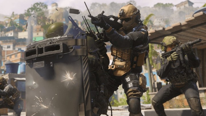 Call of Duty: Modern Warfare 3 tanıtım görselinde askerler isyan kalkanının arkasında siper alıyor.